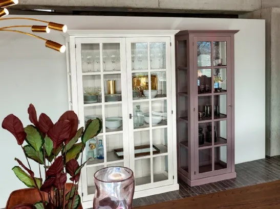 Mobile Contenitore English in legno massello di Rovere laccato con ante in vetro di Devina Nais