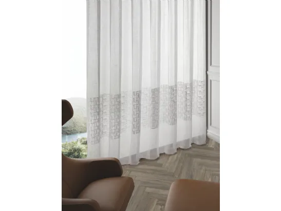 Tenda bianca Fil Art 03 con fascia orizzontale con ricamo geometrico di Acro Texture
