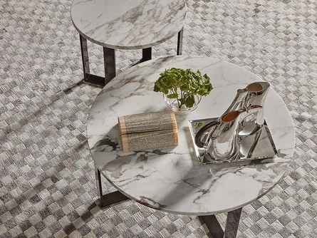 Tavolino rotondo con top in marmo Gatwick di Rosini Divani