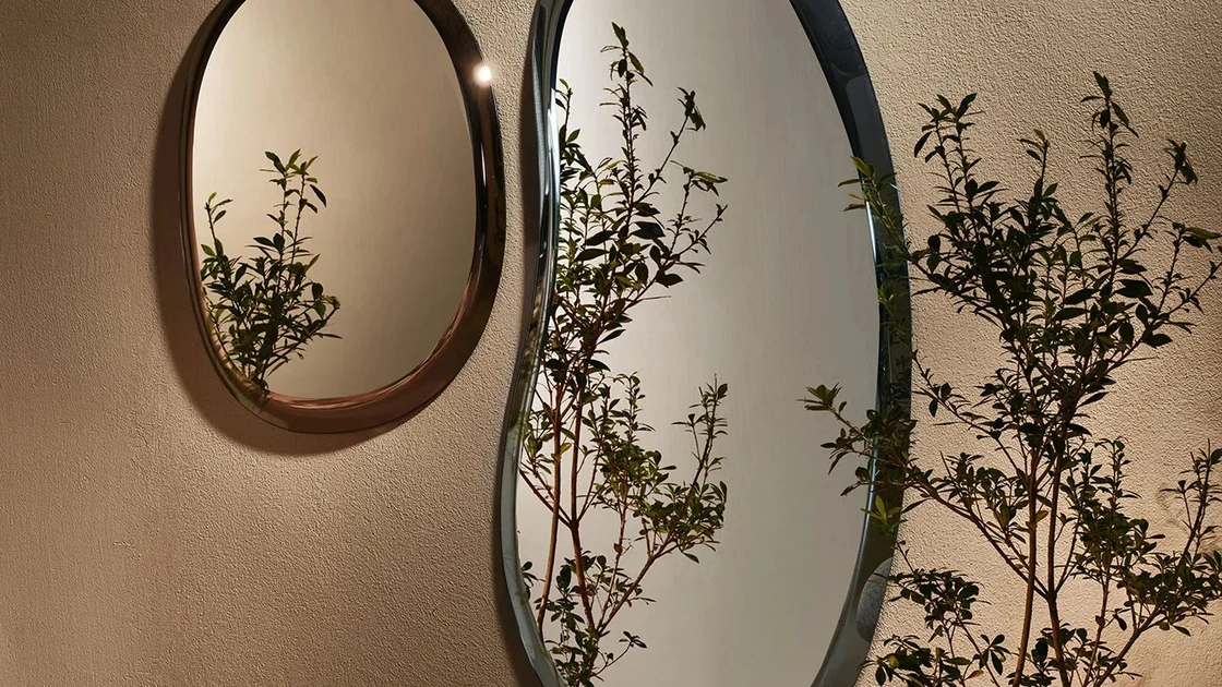 Specchio Pangea con cornice in vetro di Nature Design