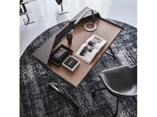 Scrittoio Qwerty in acciaio verniciato graphite con piano in MDF e PAD in cuoio di Cattelan Italia