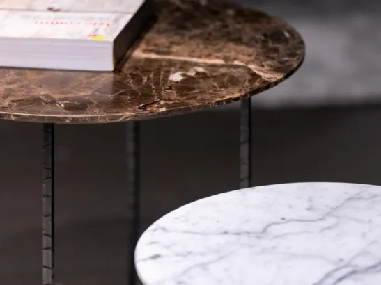 Tavolino con top in marmo e base in metallo bronzo opaco Sabi di Desirèe