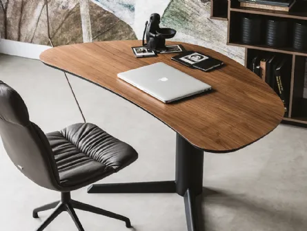 Scrittoio Malibù con base in acciaio verniciato goffrato e piano in Noce Canaletto di Cattelan Italia