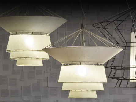 Lampada a sospensione costituita da una griglia tridimensionale in acciaio verniciato parzialmente rivestita in tessuto Bolero di Cattelan Italia