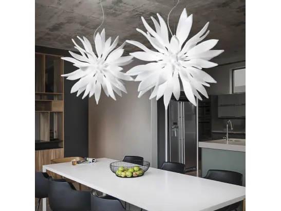 Lampada a sospensione Leaves in vetro soffiato bianco e modellato a mano di Ideal Lux