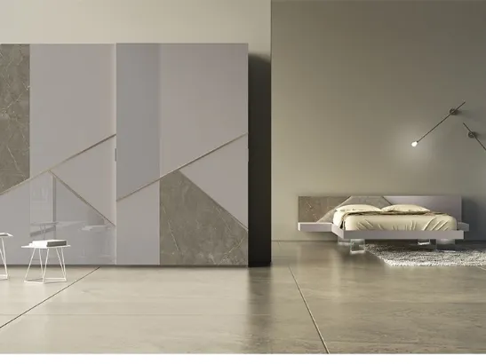 Armadio Comp 12 in laccato opaco con inserti in ceramica, vetro e bronzo graffiato di Voltan