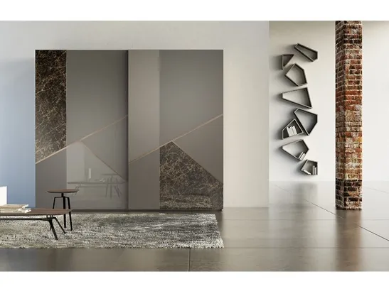 Armadio Comp 13  in laccato opaco con inserti in ceramica, vetro e bronzo graffiato di Voltan