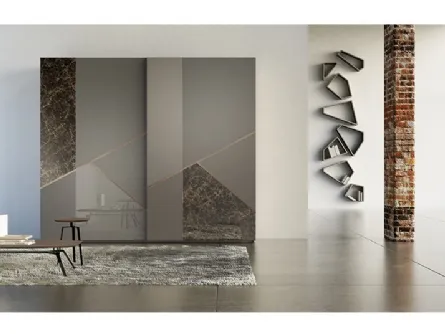 Armadio Comp 13  in laccato opaco con inserti in ceramica, vetro e bronzo graffiato di Voltan