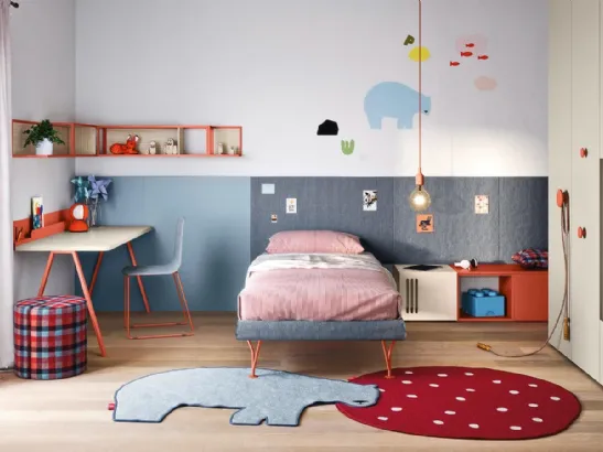 Cameretta con armadio a muro e scrittoio minimal Kids space 01 di Nidi