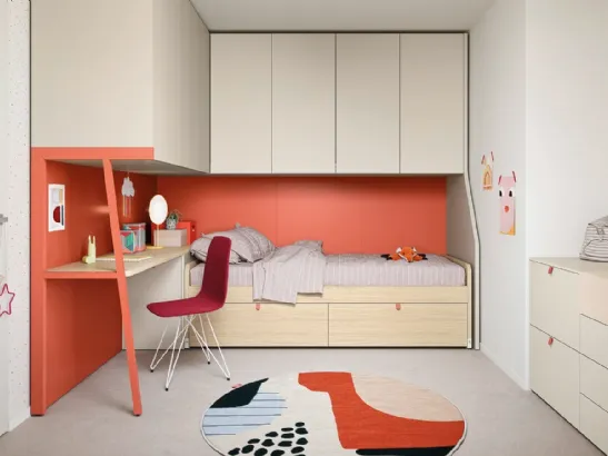 Cameretta con cassettoni in legno e armadiatura in laccato Kids space 26 di Nidi