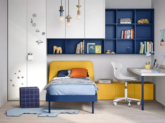 Cameretta con armadiatura battente e pensili a ponte sul letto Kids space 24 di Nidi