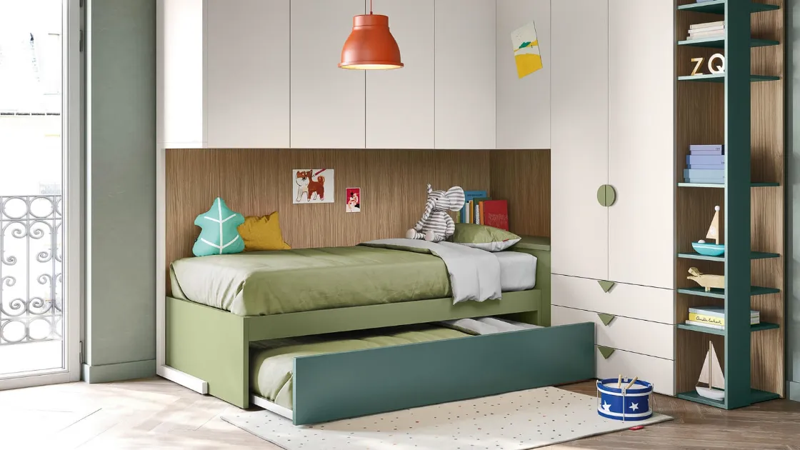Cameretta a ponte con 2 letti di cui uno incassato, in melaminico verde e chiaro Kids space 27 di Nidi