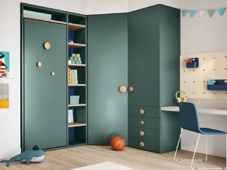 Cameretta in laccato verde pino con letto a ribalta Kids space 28 di Nidi