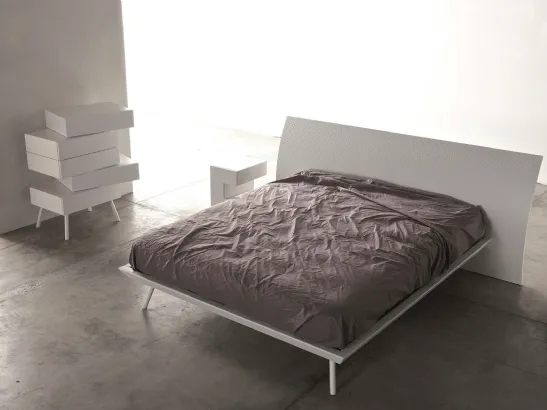 Comodino sagomato Space in laccato bianco opaco di Voltan