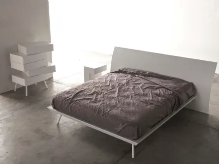 Comodino sagomato Space in laccato bianco opaco di Voltan