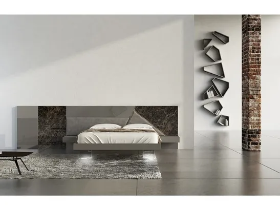 Letto con testiera in laccato opaco, ceramica e bronzo graffiato Alicante di Voltan