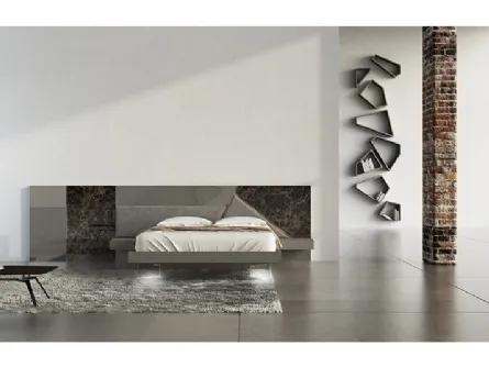 Letto con testiera in laccato opaco, ceramica e bronzo graffiato Alicante di Voltan