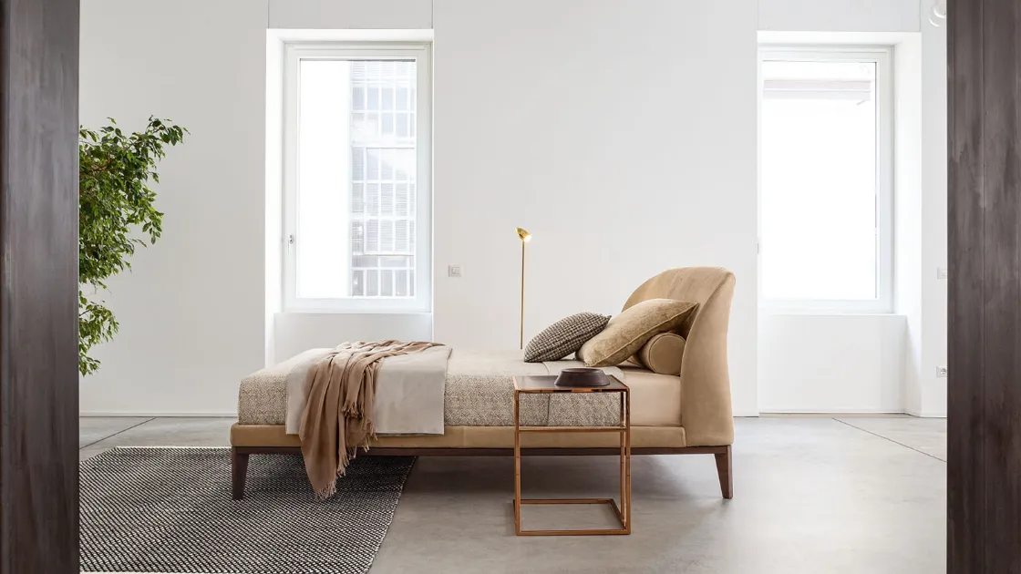 Letto matrimoniale con testiera in tessuto e struttura in legno Carnaby Wood di Twils
