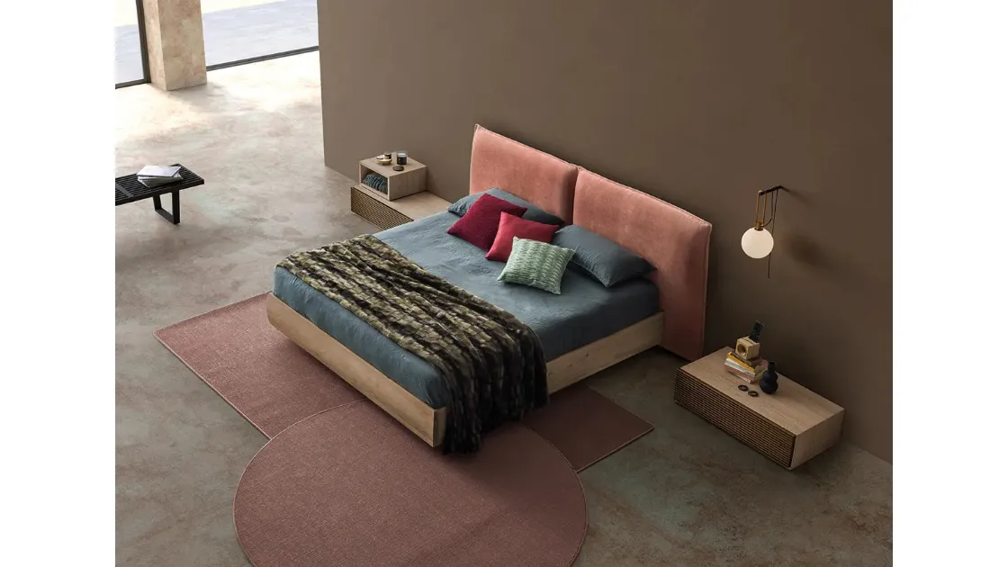 Letto con testiera in tessuto imbottito e box contenitore in Rovere massello Chloè Bold di Devina Nais
