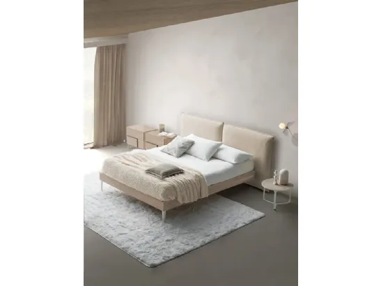Letto con testiera in tessuto imbottito e giroletto in Rovere Chloè Nordico di Devina Nais