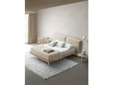 Letto con testiera in tessuto imbottito e giroletto in Rovere Chloè Nordico di Devina Nais