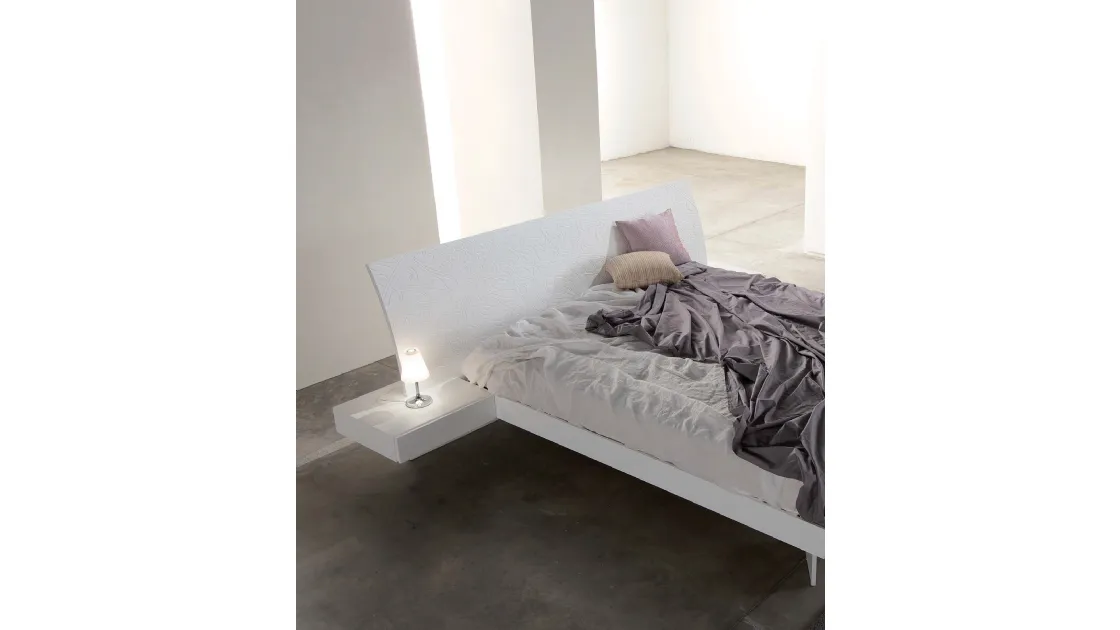 Letto in laccato bianco opaco con incisione floreale My Love 01 di Voltan