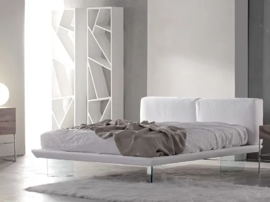 Letto in tessuto sfoderabile e piedi in vetro Oplà di Voltan