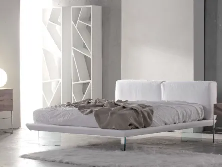 Letto in tessuto sfoderabile e piedi in vetro Oplà di Voltan