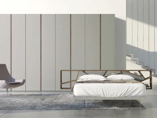 Letto con testiera in abete tinta tabacco con 4 cuscini in econabuk cenere, giroletto laccato opaco grigio e piedi in vetro Space 02 di Voltan