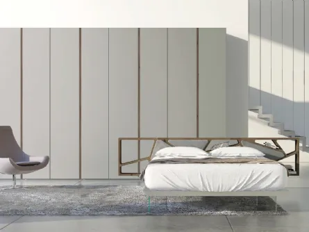Letto con testiera in abete tinta tabacco con 4 cuscini in econabuk cenere, giroletto laccato opaco grigio e piedi in vetro Space 02 di Voltan