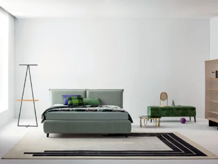 Letto in tessuto imbottito con testiera Philip Basso di Twils