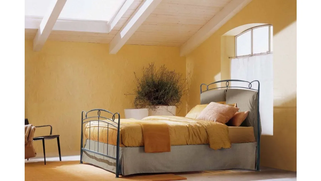 Letto in ferro battuto con testiera in tessuto imbottito e contenitore Versilia di Bontempi
