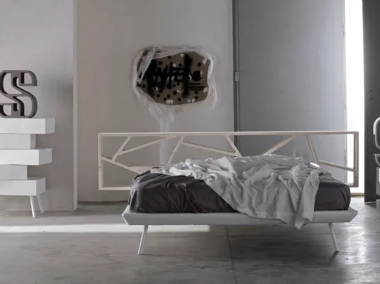 Letto con testiera in abete e giroletto in ecopelle Space 01 di Voltan