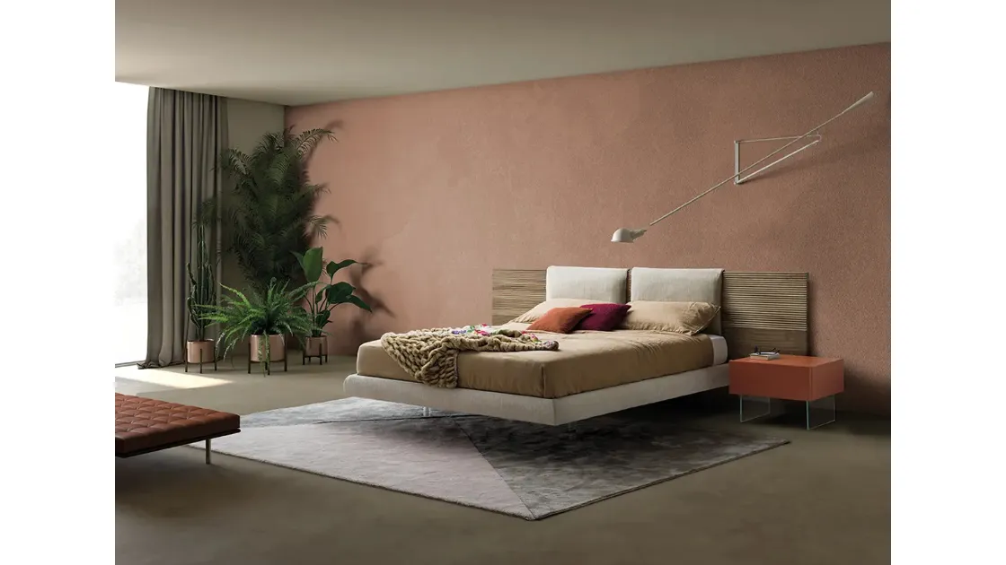 Letto in legno di Rovere Zen Soft con testiera sospesa arricchita da due cuscini imbottiti di Devina Nais