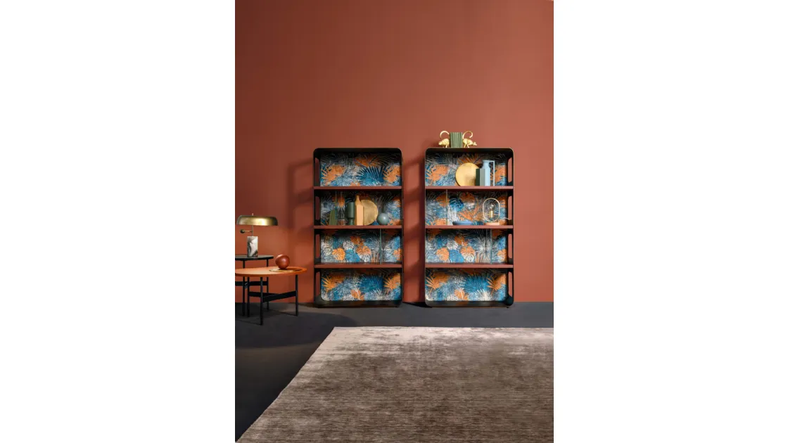 Libreria Academy con struttura in ferro, ripiani in legno e schienale rivestito in tessuto floreale di Devina Nais
