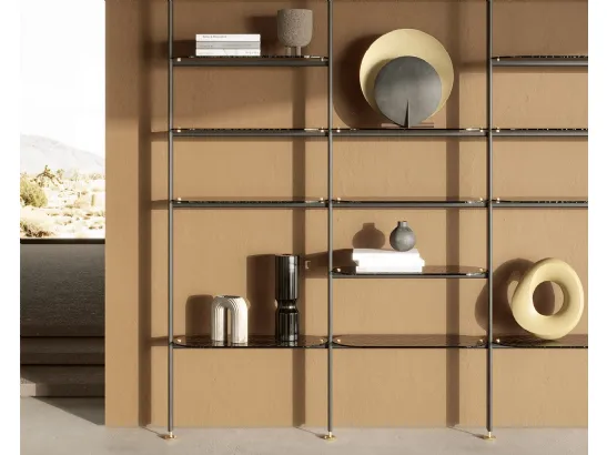 Libreria a muro con ripiani in vetro e struttura in metallo Stem di Nature Design