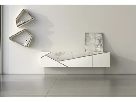 Madia Comp 12 in laccato bianco, ceramica e bronzo graffiato di Voltan