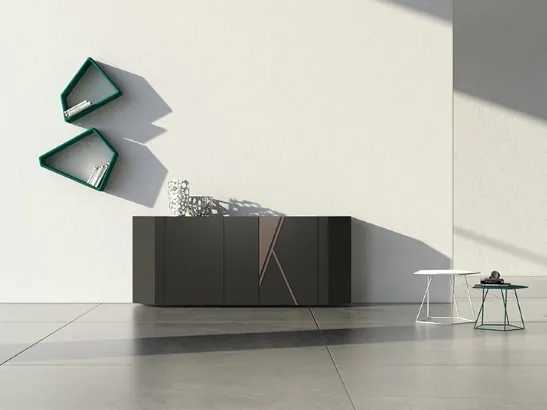 Madia Comp 15 in laccato opaco con bassorilievo in bronzo graffiato di Voltan