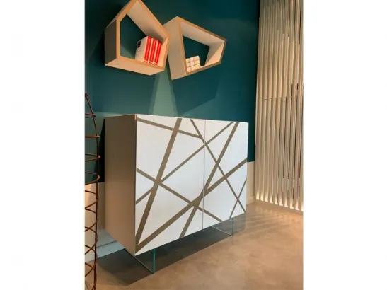 Madia Alta in laccato bianco con inserto in bronzo graffiato e piedini in vetro Comp 24 di Voltan
