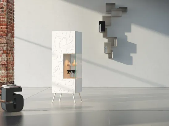Madia verticale Comp 10 in laccato bianco con bassorilievo e vetrina di Voltan