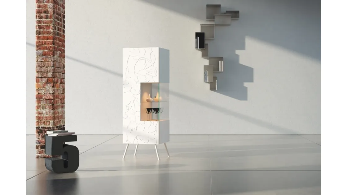 Madia verticale Comp 10 in laccato bianco con bassorilievo e vetrina di Voltan