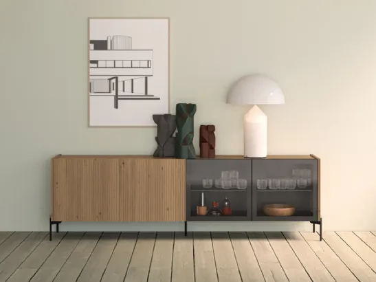 Madia Zero22 in legno cannettato di Rovere massello con due ante in vetro di Devina Nais
