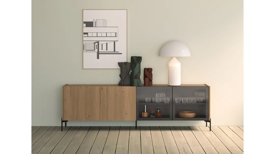 Madia Zero22 in legno cannettato di Rovere massello con due ante in vetro di Devina Nais