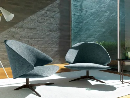 Poltroncina di design in tessuto imbottito Koster di Desirèe