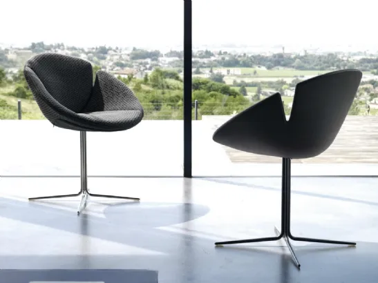 Poltroncina di design in tessuto imbottito ispirata ad un fiore One Flo di Desirèe