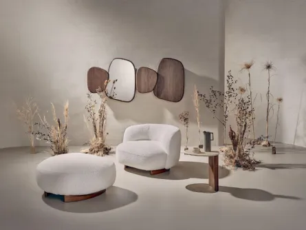 Poltroncina imbottita in tessuto con base in legno Pebble Armchair di Nature Design