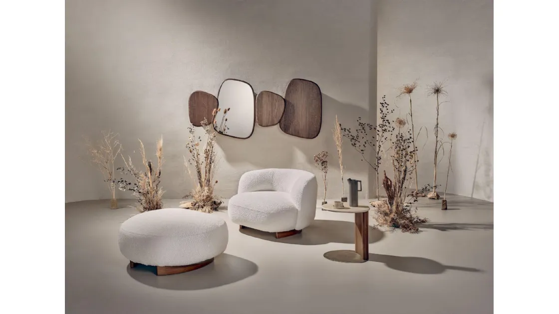 Poltroncina imbottita in tessuto con base in legno Pebble Armchair di Nature Design