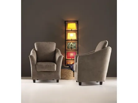 Poltroncina in tessuto con struttura in legno Raul di Aerre