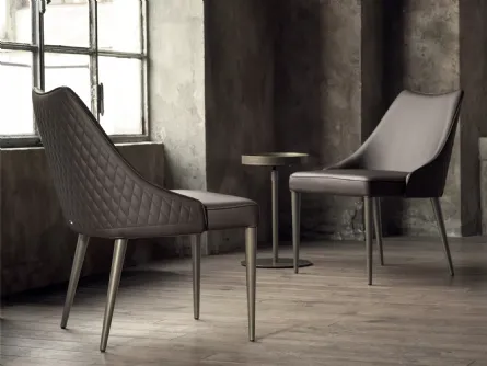 Poltroncina Clara in ecopelle con base in acciaio laccato di Bontempi