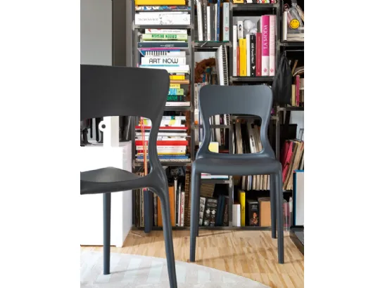 Sedia di design in polipropilene grigio opaco Helios di Connubia